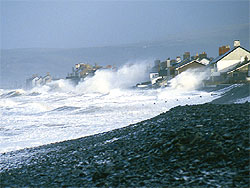 Storm yn dyrnu pentref Borth.